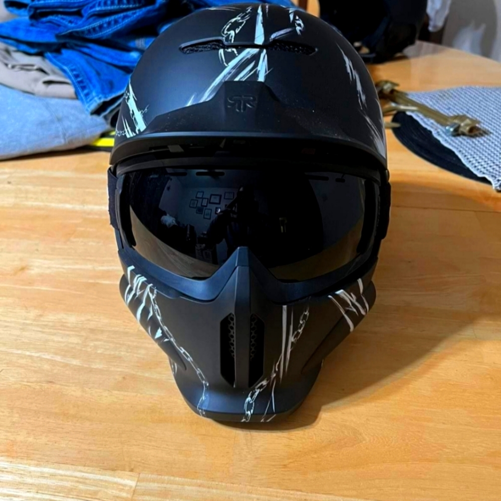 Snowboard helmet